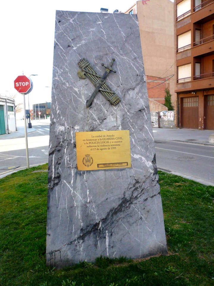 Arnedo - Homenaje a la Guardia Civil y la Policía Local y cuantos sufrieron el atentado de Eta de 1995