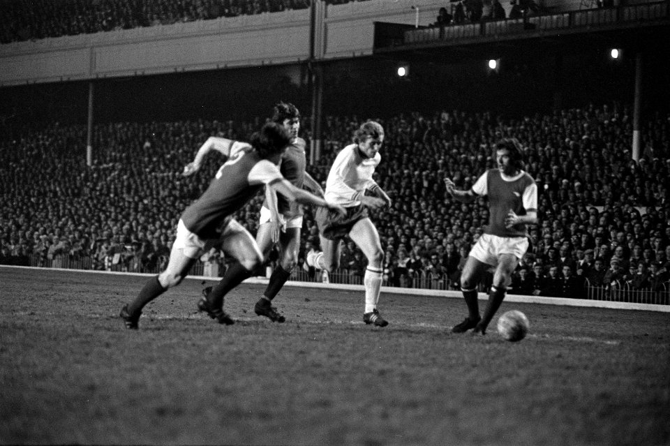 Arsenal tegen Ajax 0-1, kwartfinale Europacup I Piet Keizer (midden) in actie, Bestanddeelnr 925-4749