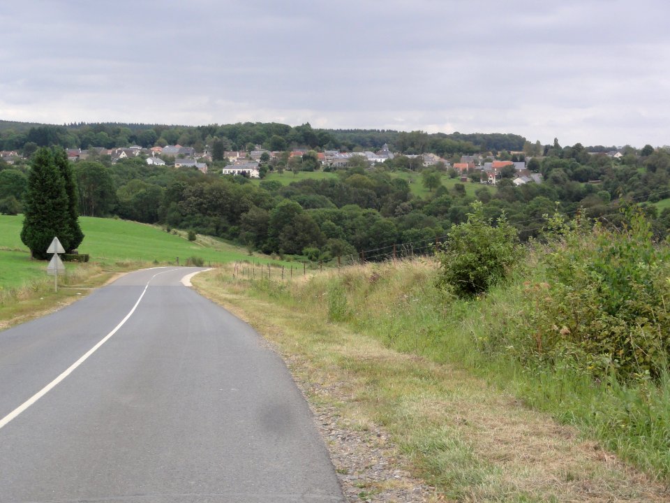 Arreux (Ardennes) le village vue de l'ouest