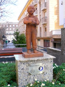 Arnedo - Escultura 'Niño jugando al balón' 1 photo