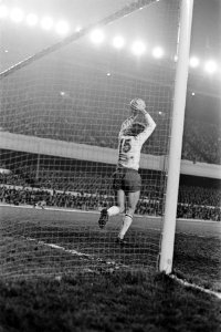 Arsenal tegen Ajax 0-1, kwartfinale Europacup I Haan loopt juichend met de bal, Bestanddeelnr 925-4751