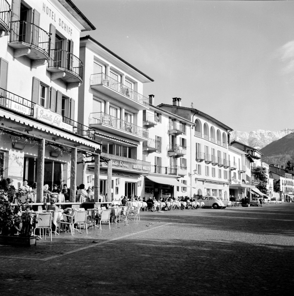 Ascona Straat met het terras van Albergo Battello (Hotel Schiff) en andere hote, Bestanddeelnr 254-4842