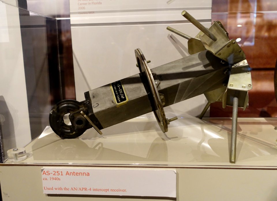 AS-251 Antenna, c. 1940s, used with AN-APR-4 intercept receiver - National Electronics Museum - DSC00053