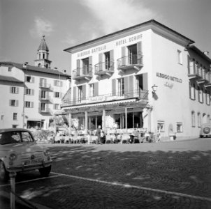 Ascona Plein voor het Albergo Battello (Hotel Schiff), Bestanddeelnr 254-4834