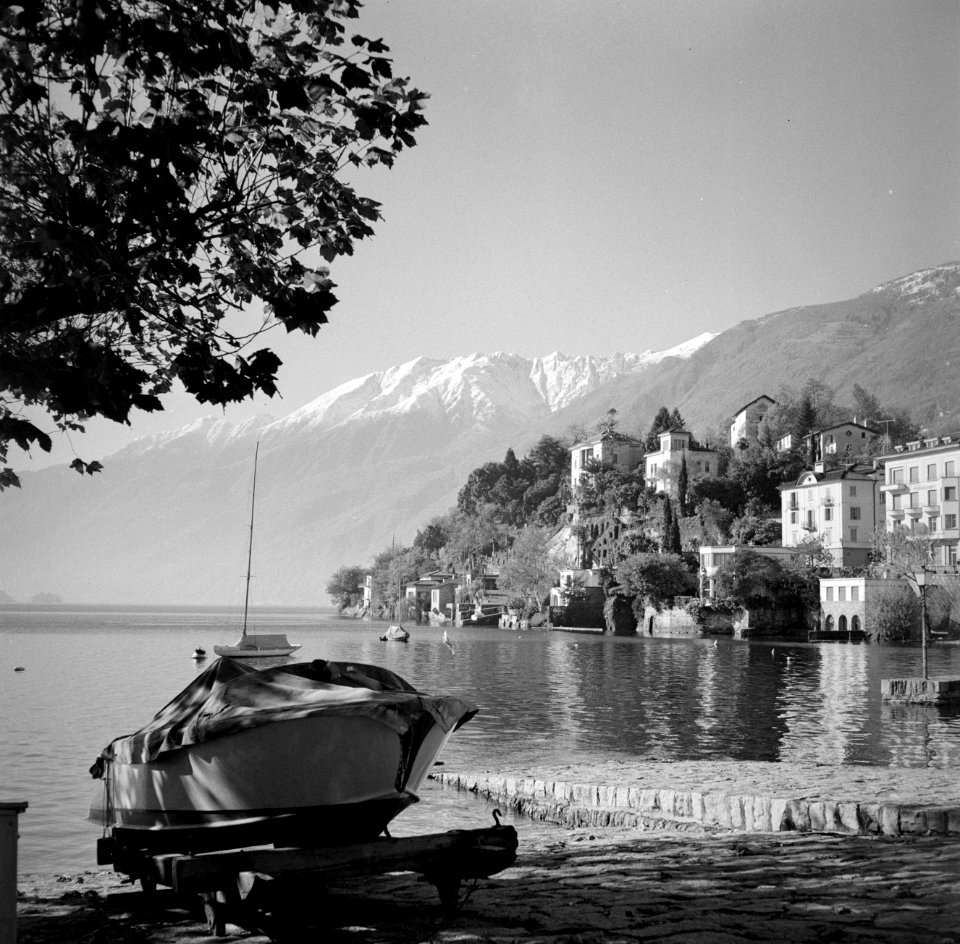 Ascona Uitzicht op de stad vanuit een haventje, Bestanddeelnr 254-4821