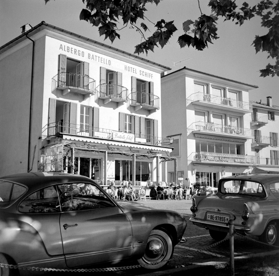 Ascona Auto's voor het terras van Albergo Battello (Hotel Schiff) en Hotel Müll, Bestanddeelnr 254-4839