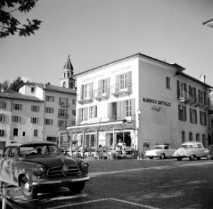 Ascona Plein voor het Albergo Battello (Hotel Schiff), Bestanddeelnr 254-4835