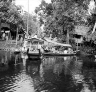 Asahanrivier. Republikeinse zijde met aangemeerde prauwen en veerboot , Bestanddeelnr 14750
