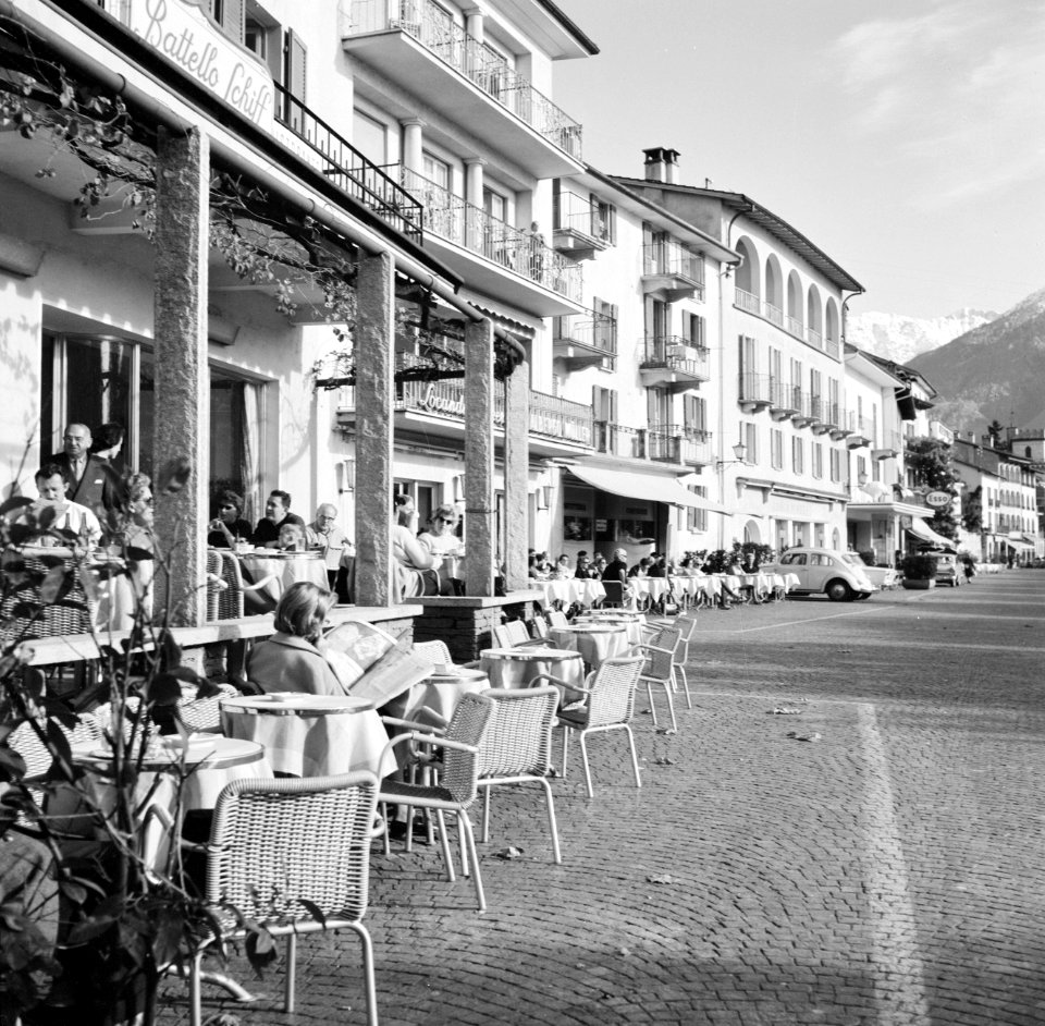 Ascona Straat met het terras van Albergo Battello (Hotel Schiff) en andere hote, Bestanddeelnr 254-4841