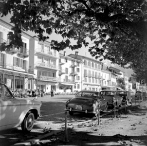 Ascona Straat met hotels en geparkeerde auto's, Bestanddeelnr 254-4840