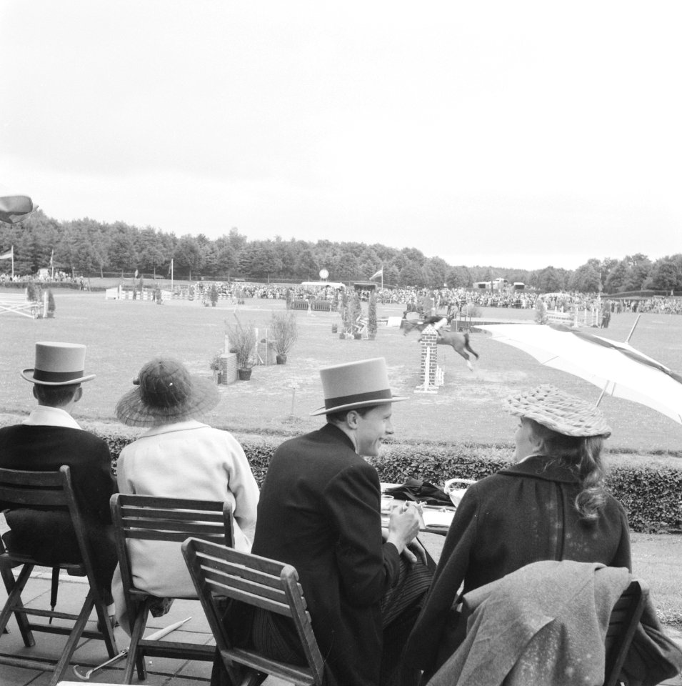 Ascot in Amsterdams Bos (Concours Hippique tgv 66 e Lustrum Amsterdamse stude, Bestanddeelnr 914-0866