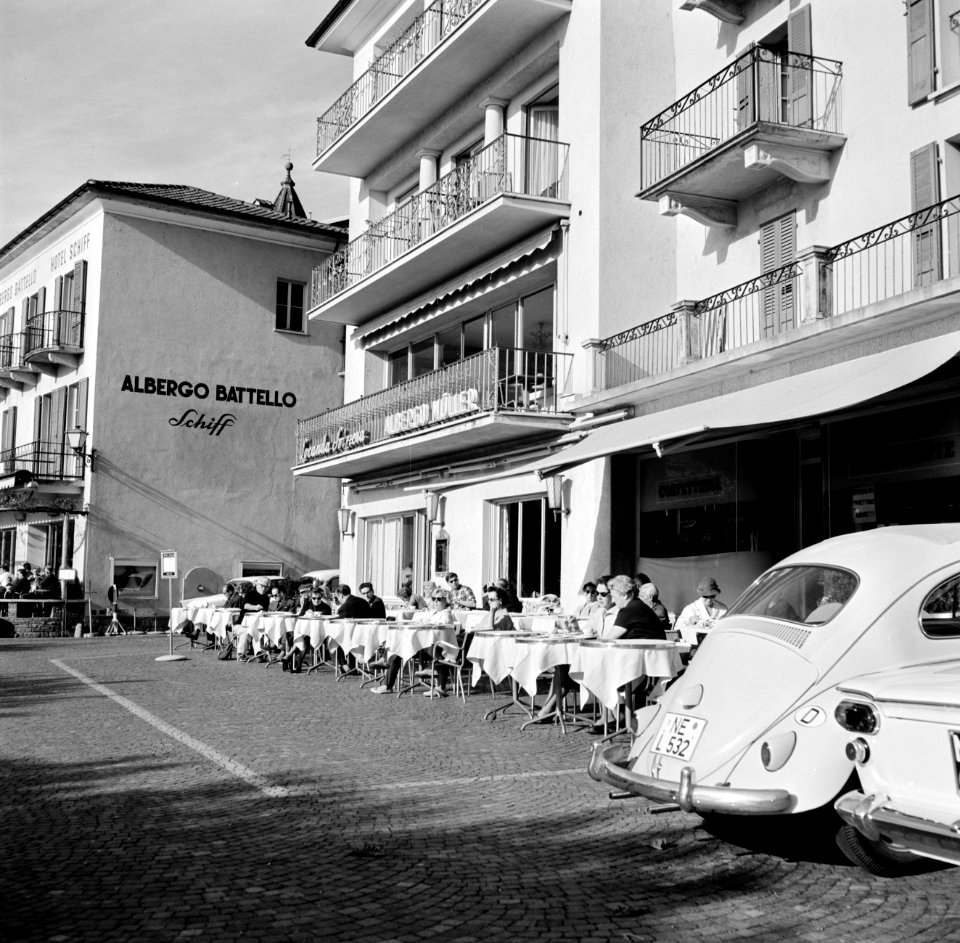 Ascona Straat met het terras van Hotel Müller en het Albergo Battello (Hotel Sc, Bestanddeelnr 254-4843