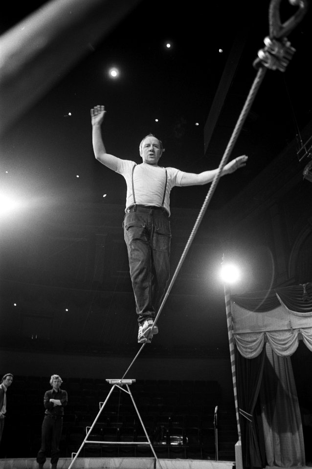 Artiesten treden op met circusnummers in Nationaal Songfestival in Carré, Amster, Bestanddeelnr 925-3868