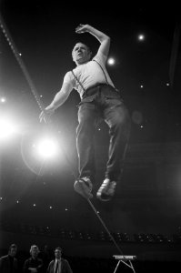 Artiesten treden op met circusnummers in Nationaal Songfestival in Carré, Amster, Bestanddeelnr 925-3867