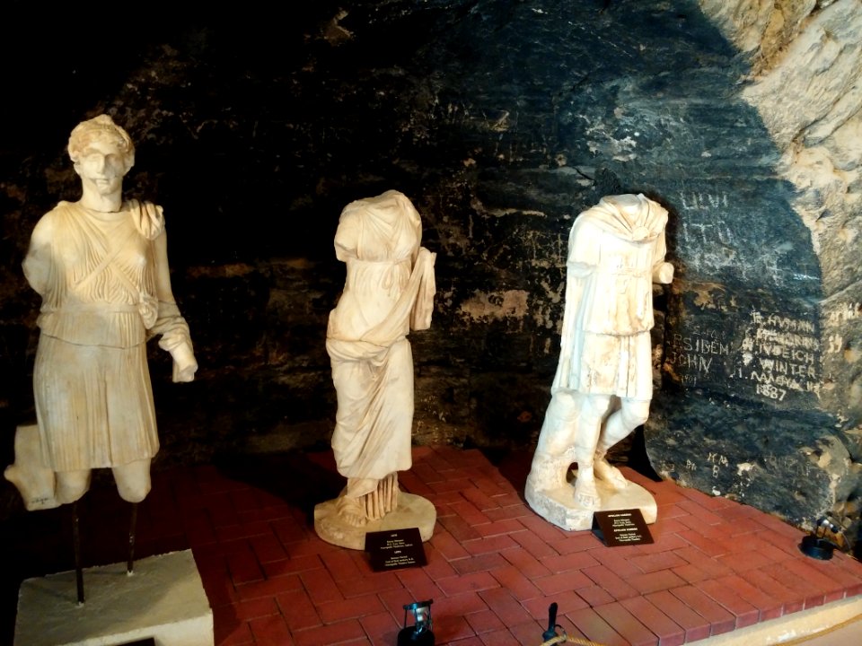 Artemis, Leto ve Apollon heykelleri