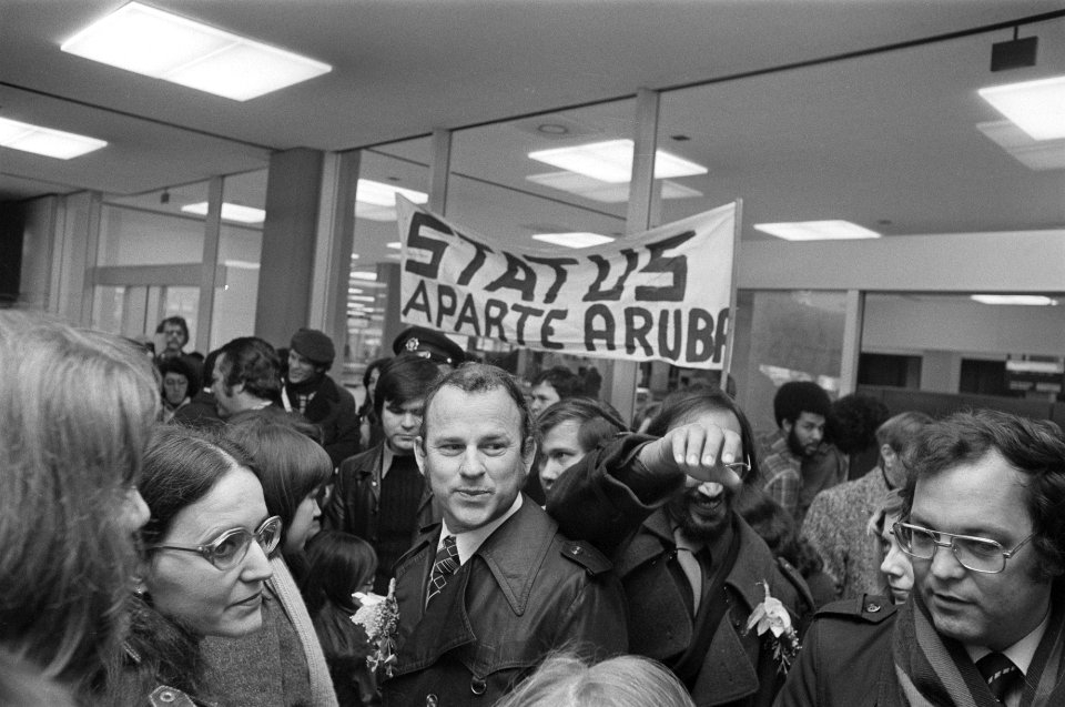 Arubaanse delegatie o.l.v. ex-minister Croes op Schiphol Croes omringd door aan, Bestanddeelnr 928-3937