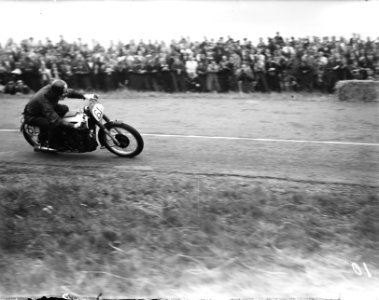 Artie Bell (winnaar 500cc) in een bocht, Bestanddeelnr 902-8167