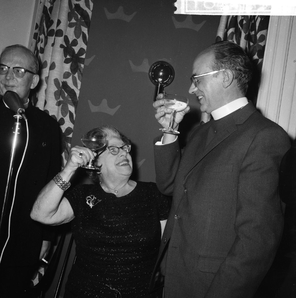 Artiesten-societeit te Hilversum geopend, Heintje Davids toost met Theo Kloeg, Bestanddeelnr 918-1453