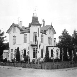 Artiesten-societeit te Hilversum geopend, exterieur societeit te Hilversum, Bestanddeelnr 918-1457