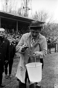 Artiestenvoetbal in Den Haag , Tom Manders telt de buit in zijn emmertje, Bestanddeelnr 917-5389