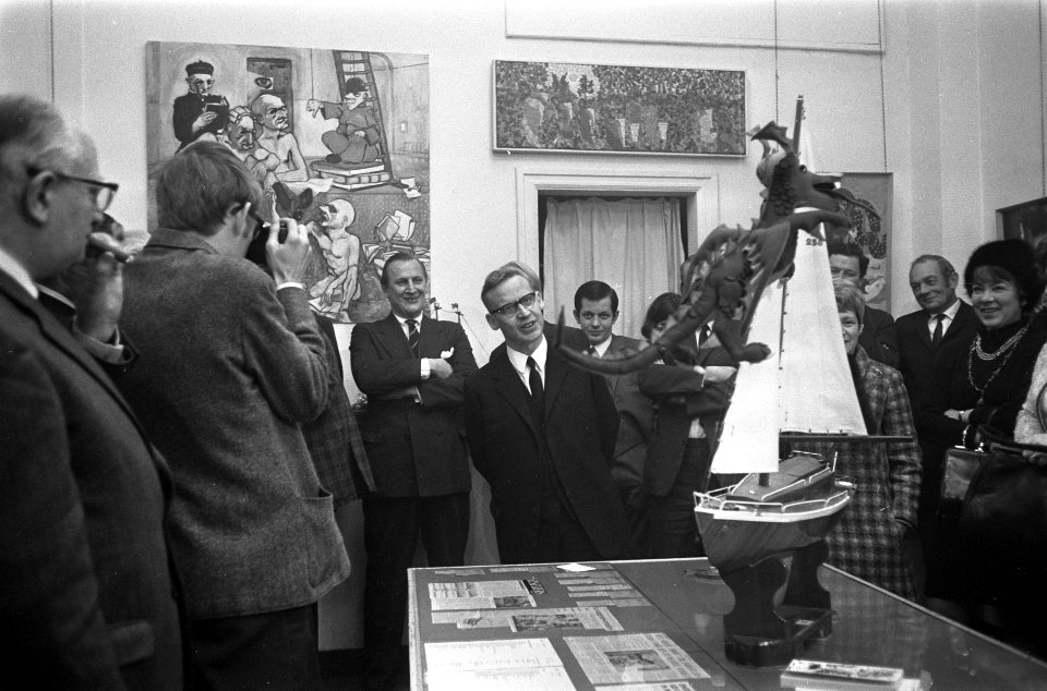 Arthur Koestler opende tentoonstelling in galerie Mokum van kunstwerken gemaakt , Bestanddeelnr 922-0072
