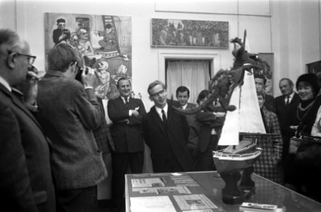 Arthur Koestler opende tentoonstelling in galerie Mokum van kunstwerken gemaakt , Bestanddeelnr 922-0072