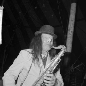 Artiesten treden in circus Boltini op Jaap Statijn als muzikale clown, Bestanddeelnr 914-1005