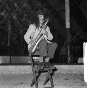 Artiesten treden in circus Boltini op Jaap Statijn als muzikale clown, Bestanddeelnr 914-1006