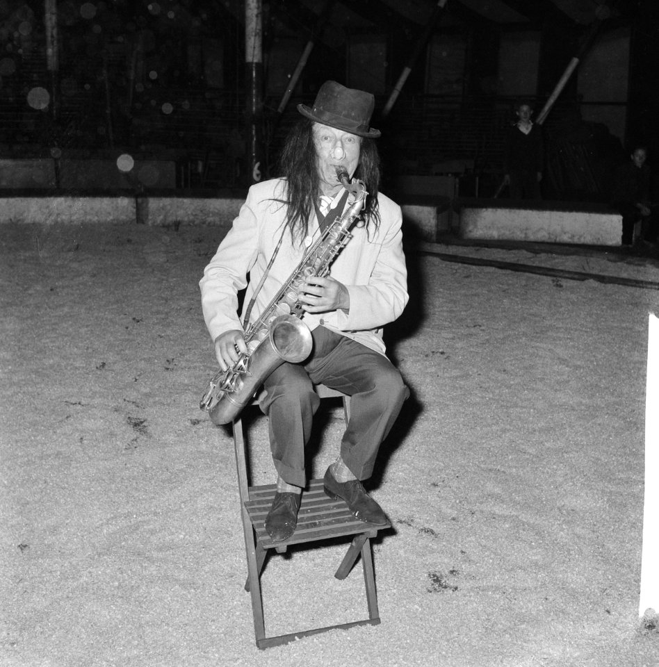 Artiesten treden in circus Boltini op Jaap Statijn als muzikale clown, Bestanddeelnr 914-1004