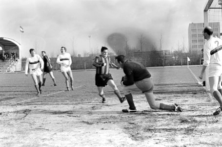 Artiesten-elftal tegen Confectie-elftal, Willy Alberti aktie, Bestanddeelnr 920-0438
