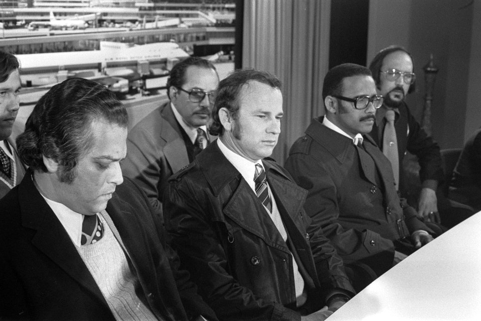 Arubaanse delegatie o.l.v. ex-minister Croes op Schiphol Croes tijdens persconf, Bestanddeelnr 928-3941