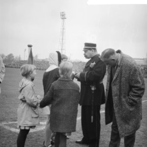 Artiesten voetballen ten bate van Masai op ADO-terrein in Den Haag , Bromsnor, Bestanddeelnr 916-2466
