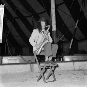 Artiesten treden in circus Boltini op Jaap Statijn als muzikale clown, Bestanddeelnr 914-1007