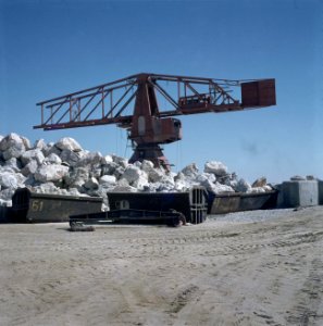 Ashdod Havenbouw hijskraan met containers met grote rotsblokken op een terrein, Bestanddeelnr 255-9297
