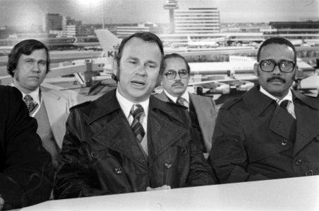 Arubaanse delegatie o.l.v. ex-minister Croes op Schiphol Croes tijdens persconf, Bestanddeelnr 928-3940