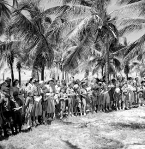 Arubaanse padvinders zingen een welkomstlied voor prins Bernhard op Palm Beach, Bestanddeelnr 252-3906