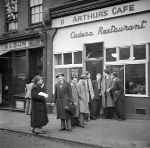 Arthurs Cafe in Gerrard Street, een trefpunt voor spivs, Bestanddeelnr 191-1002