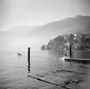 Ascona Haventje met waterskiër op de steiger, Bestanddeelnr 254-4853