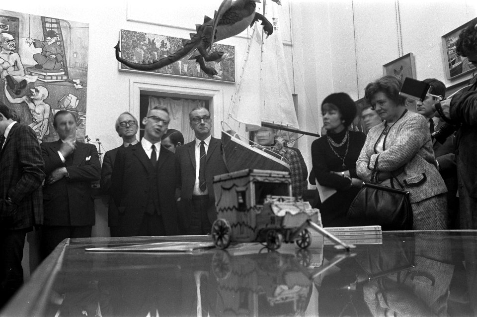 Arthur Koestler opende tentoonstelling in galerie Mokum van kunstwerken gemaakt , Bestanddeelnr 922-0074