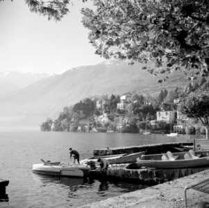 Ascona Haventje met twee mensen in een boot klaar voor vertrek, Bestanddeelnr 254-4850