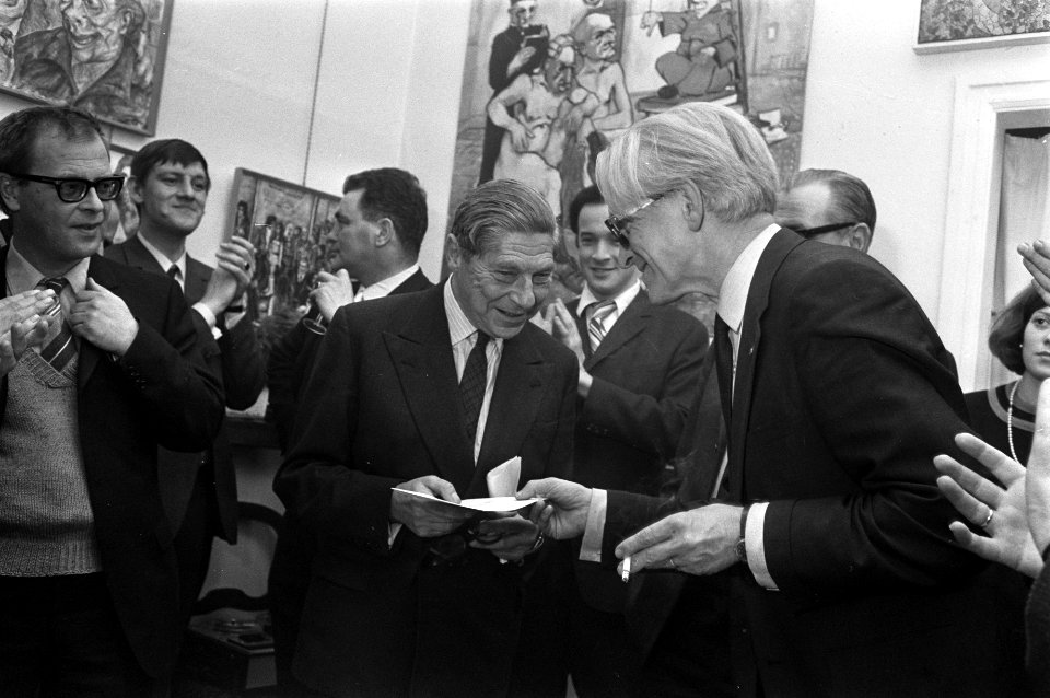 Arthur Koestler opende tentoonstelling in galerie Mokum van kunstwerken gemaakt , Bestanddeelnr 922-0071
