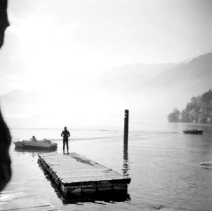 Ascona Haventje met waterskiër, een andere man zit in de boot klaar voor vertre, Bestanddeelnr 254-4852
