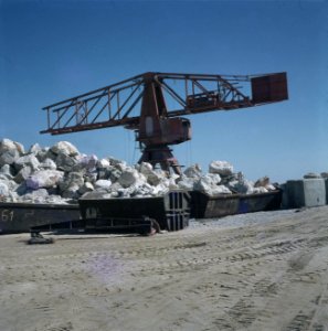 Ashdod Havenbouw hijskraan met containers met grote rotsblokken op een terrein, Bestanddeelnr 255-9296