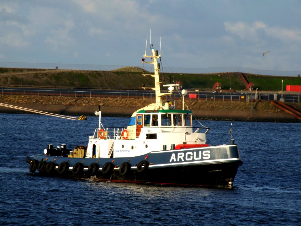 Argus IMO 8980672 in front of locks IJmuiden, Holland 09Dec2006 photo-2