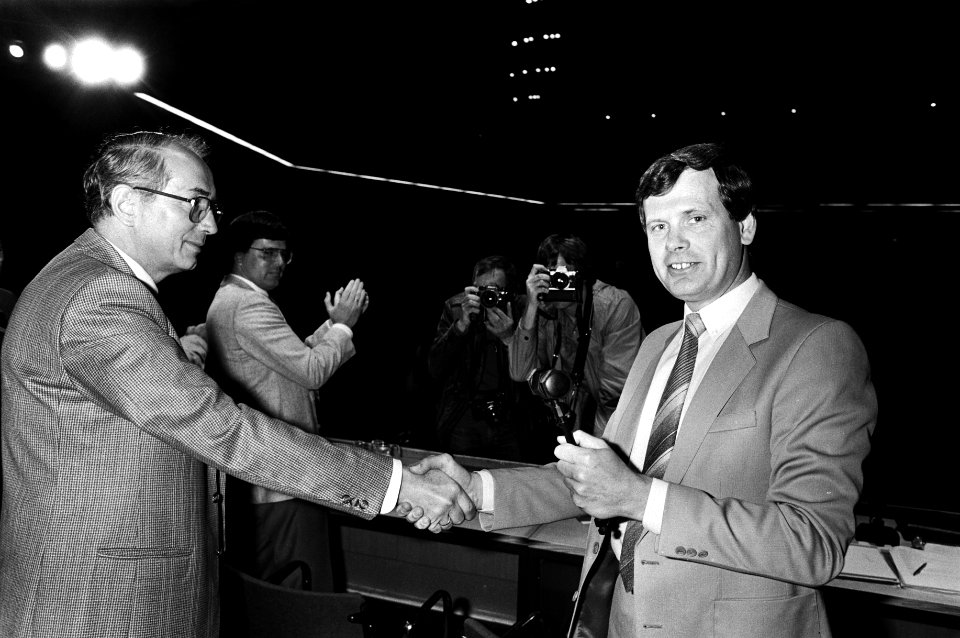 Arie Groenevelt draagt de voorzittershamer over aan opvolger Dick Visser (r), Bestanddeelnr 932-5908