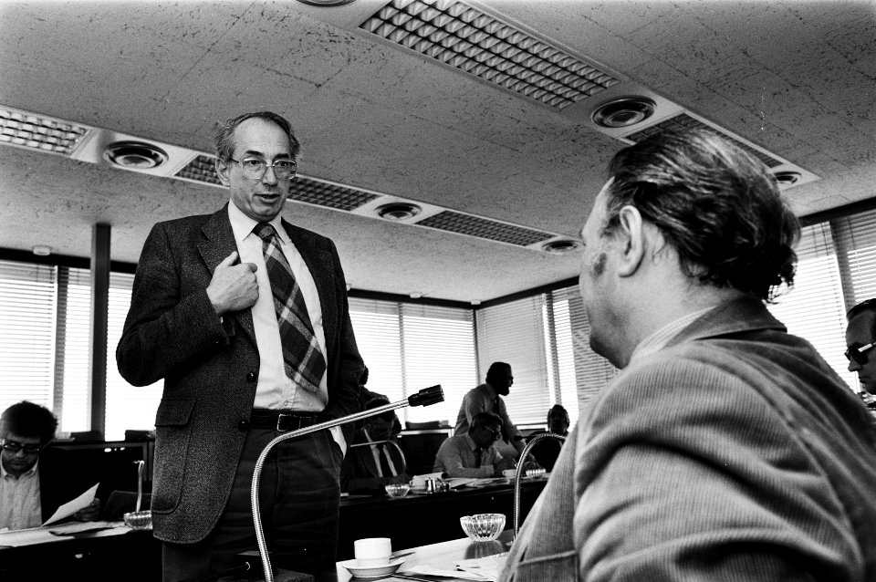Arie Groenevelt (l) in gesprek met Herman Bode, vice-voorzitter van de FNV, Bestanddeelnr 932-5844