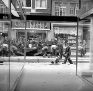 Asfaltering van de Leidsestraat, het leggen van de asfaltlaag, Bestanddeelnr 911-6093