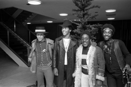 Artiesten arriveren op Schiphol ivm optreden voor Unicef popgroep Real Thing, Bestanddeelnr 926-0983