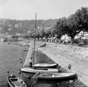 Ascona Haventje met boten, een jonge maakt het zeil van een boot vast, Bestanddeelnr 254-4830