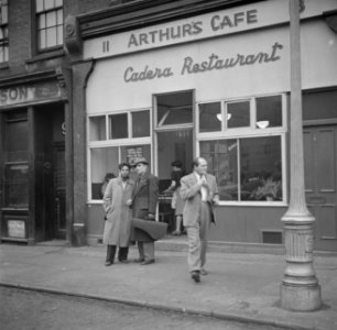 Arthurs Cafe in Gerrard Street, een trefpunt voor spivs, Bestanddeelnr 191-1003